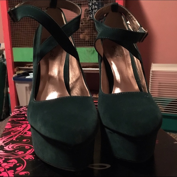 ❌SOLD❌Green straps heels