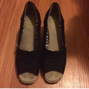 Comfy & Cute! TOMS Canvas Wedges / Espadrilles