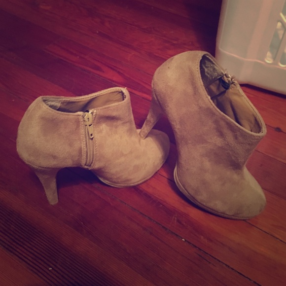 Rubi tan boot heals