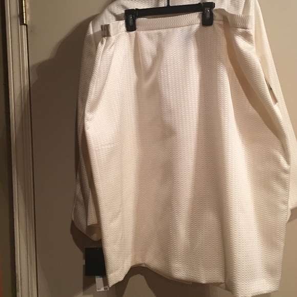 Cream suit - Picture 3 of 4