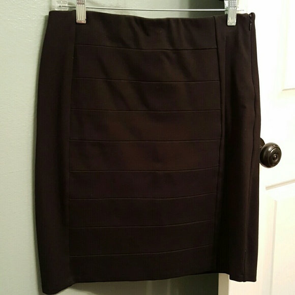 Instantly slimming black skirt