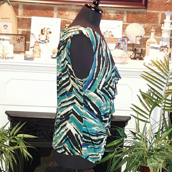 🔴 $$ Ruffled Sleeveless Blouse - Picture 2 of 4