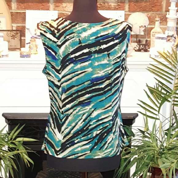 🔴 $$ Ruffled Sleeveless Blouse - Picture 3 of 4