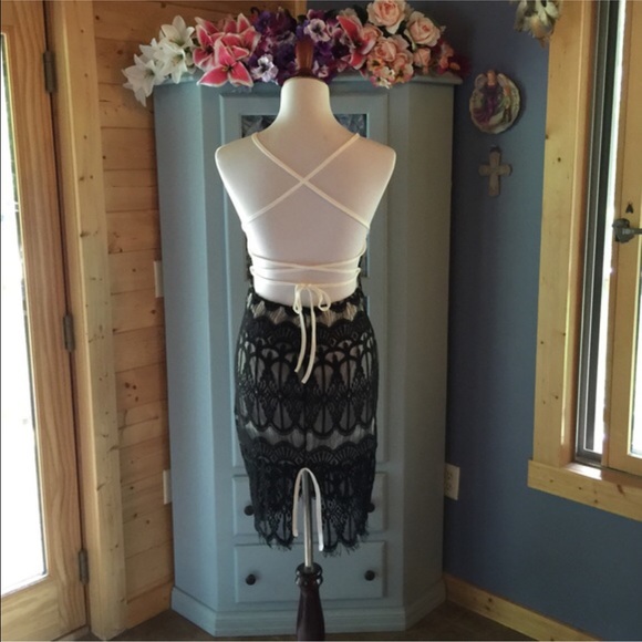 Gorgeous Black LACE Halter Style Dress NEW w/Tags - Picture 4 of 4