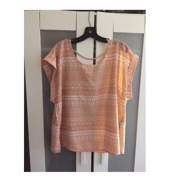 Forever 21 🎀 Pink & white patterned Blouse✔️