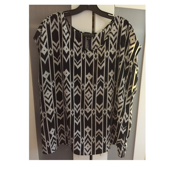 Forever 21 🎀 Black and White patterned Blouse ✔️