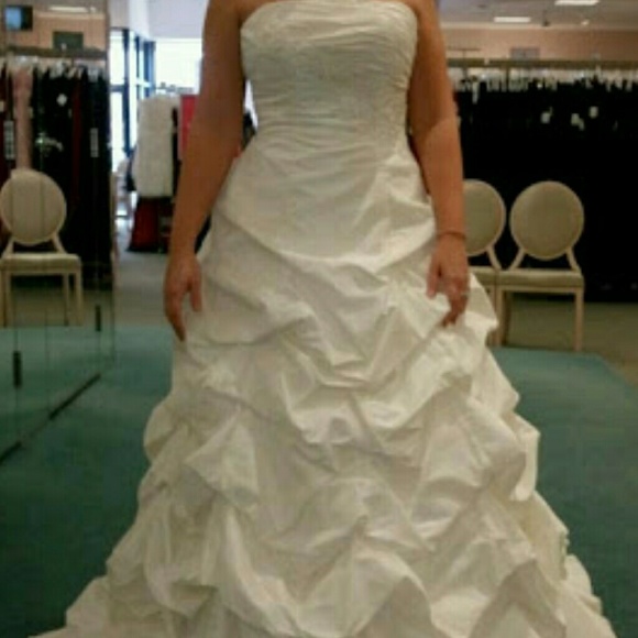 Wedding gown 💜 MAKE ME AN OFFER - Picture 2 of 4