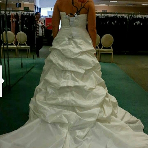 Wedding gown 💜 MAKE ME AN OFFER - Picture 3 of 4