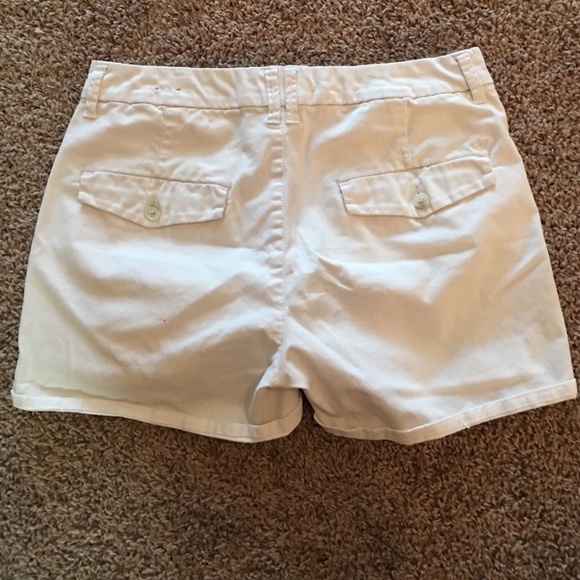 White shorts - Picture 2 of 4