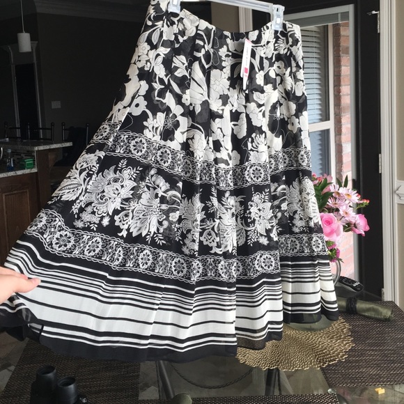 NEVER WORN Flowy Black and white skirt.