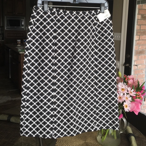 NEVER WORN Black and white skirt