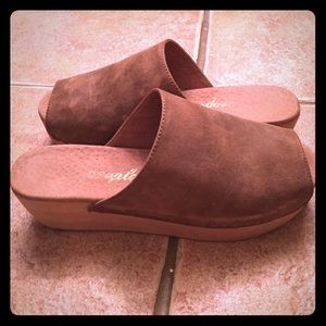 FP Mare Slip on clog ( in natural/brown)
