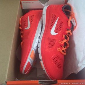 BRAND NEW women's nike free 5.0 train fit 4