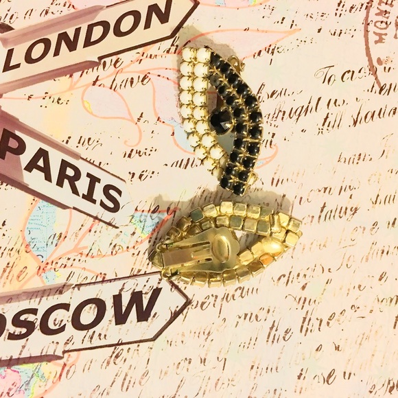 ~ VINTAGE ~ Clip-On Earrings - Picture 2 of 4