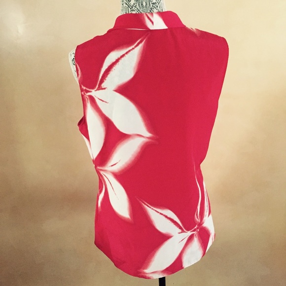 🛍BUNDLE🛍 TAHARI FLORAL SLEEVELESS TOP - Picture 2 of 4