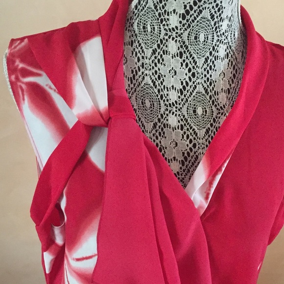 🛍BUNDLE🛍 TAHARI FLORAL SLEEVELESS TOP - Picture 3 of 4