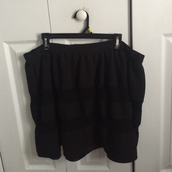 Black textured skirt