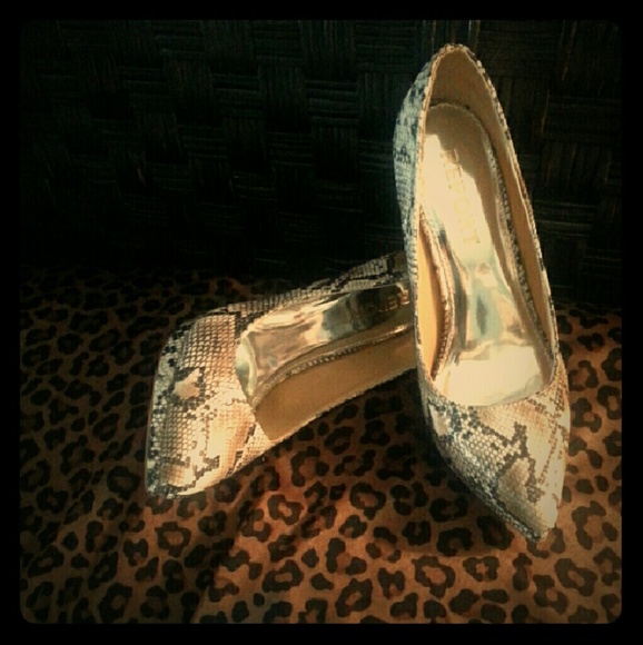 Report Tashi...Never Worn
