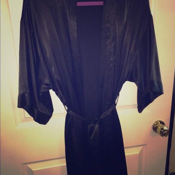 VS Silky Lounge Robe