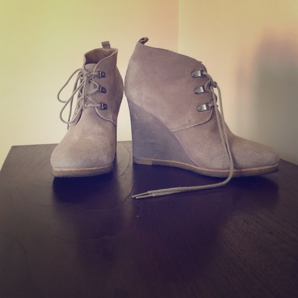 Wedge desert boots-tan suede.  Lug sole.  Cool! 10