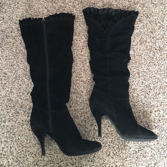 Talked black boots with heel