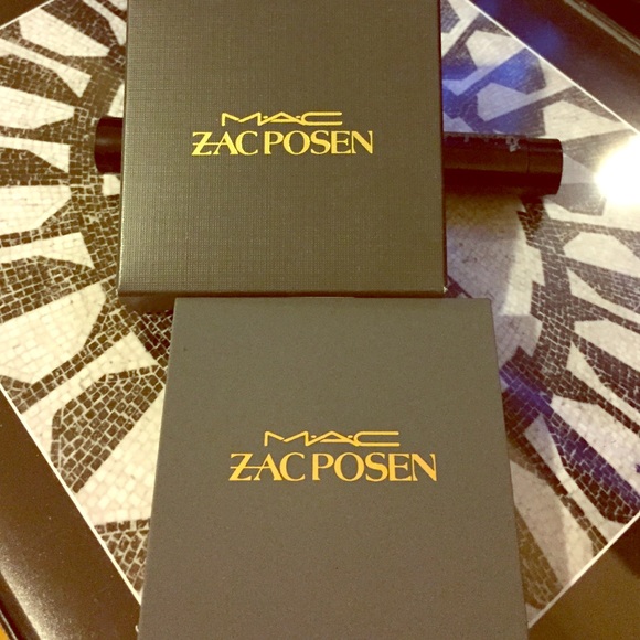 Powder blush in haute contour