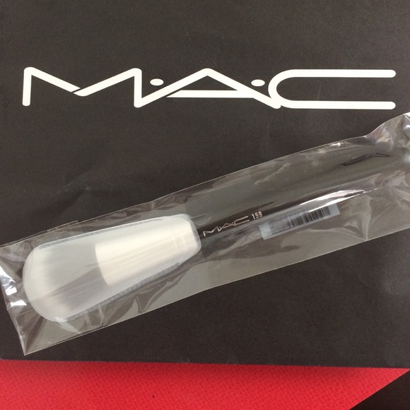 M•A•C foundation brush