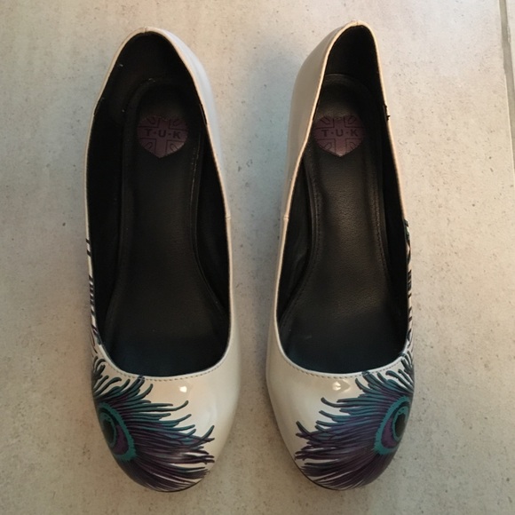 Peacock inspired turquoise heeled pumps