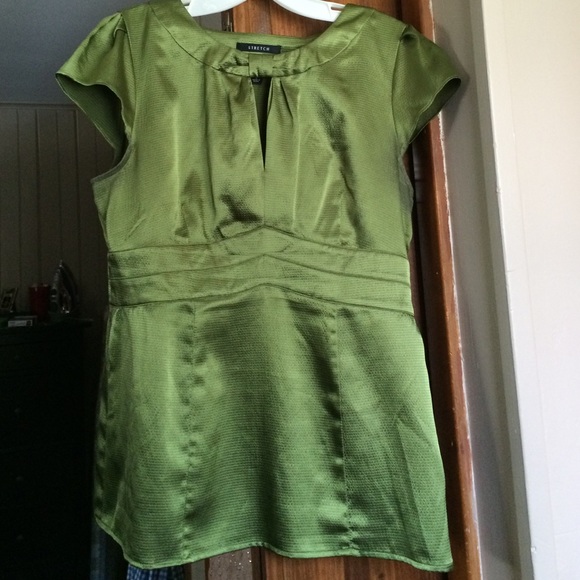 Nine West green keyhole top