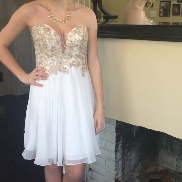 Faviana Dresses & Skirts - Faviana size 2 prom. Great dress! Only worn once.
