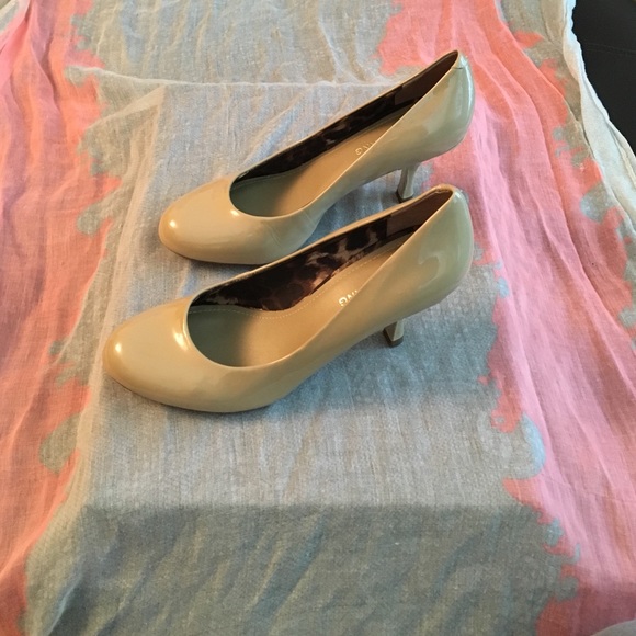 Arturo Chiang sexy tan pumps