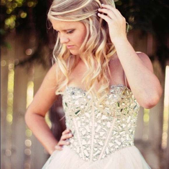 Selling prom or formal dress !! Only worn once ! - Picture 4 of 4