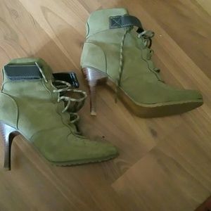 "I need a soldier" army green boots