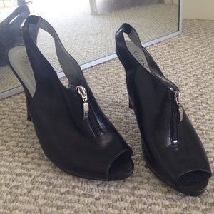Guess peep toe pumps