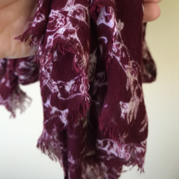 Maroon patterned scarf - Picture 3 of 3