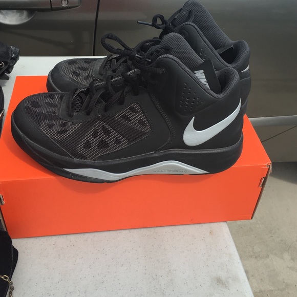 ‼️‼️SOLD‼️‼️Boys Used Nike shoes - Picture 1 of 4