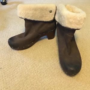Size 9 Leather/Shearling Lynnea Clog Boots by UGG