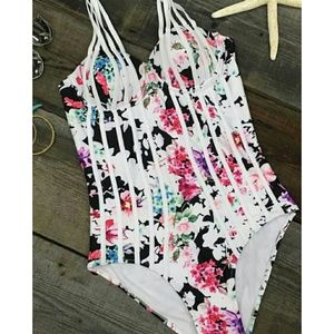 Beautiful one-piece print bathing suit
