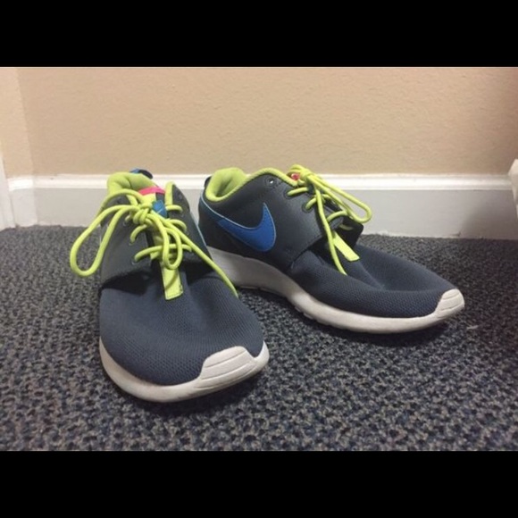 Size 8 (6.5 Y) Roshe Runs