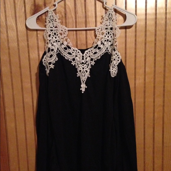 Host pick🎉🎊 black tank with white pattern - Picture 3 of 4