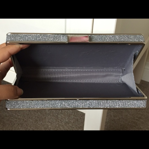 Glittery Silver Clutch!! - Picture 3 of 4