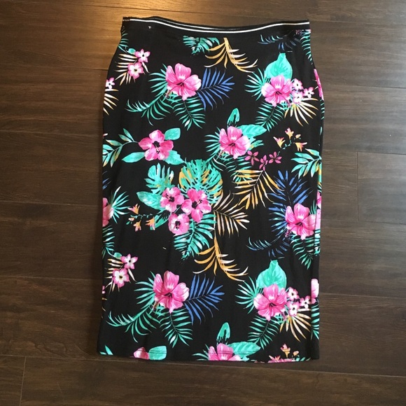 Pencil skirt w floral pattern