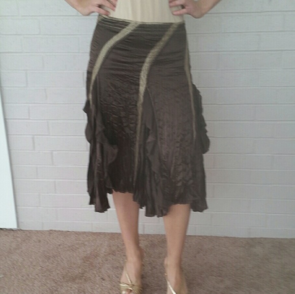 Midi flowy brown skirt.