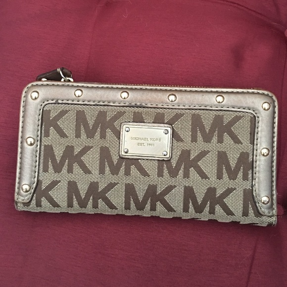 MICHAEL KORS Logo Wallet. Fabric upper. 7.5" x 4". - Picture 1 of 4