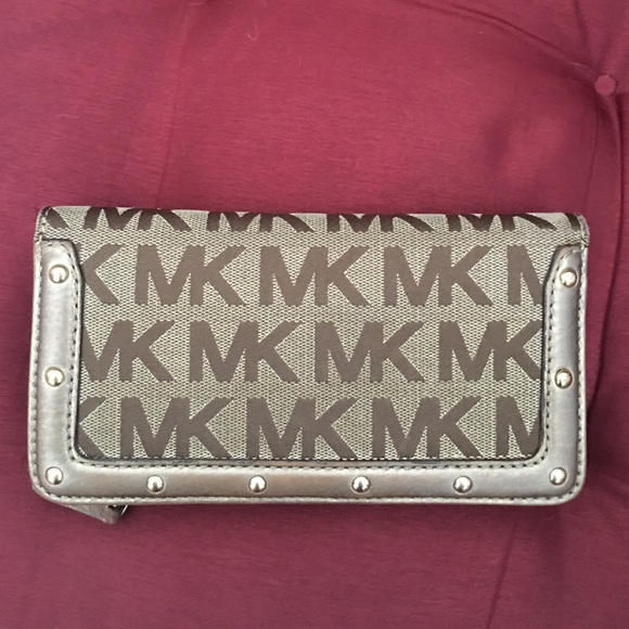MICHAEL KORS Logo Wallet. Fabric upper. 7.5" x 4". - Picture 2 of 4