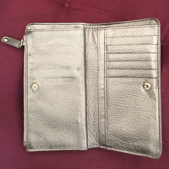 MICHAEL KORS Logo Wallet. Fabric upper. 7.5" x 4". - Picture 4 of 4