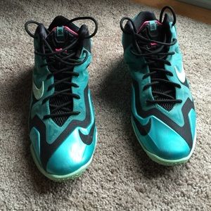 Lebrons basketball sneaker