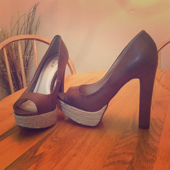 Brown leather heels size 7.5 super cute! Neither