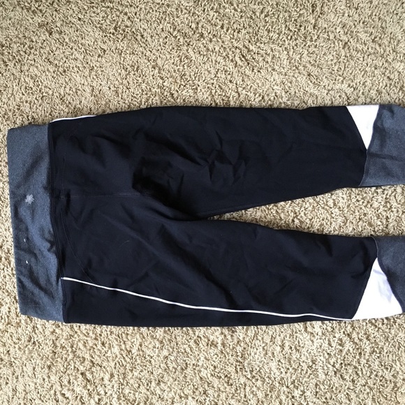 Cropped black, grey, and white workout leggings - Picture 2 of 3