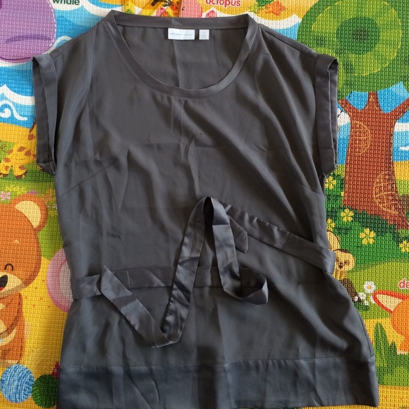 blouse top. short sleeve. waist ties.